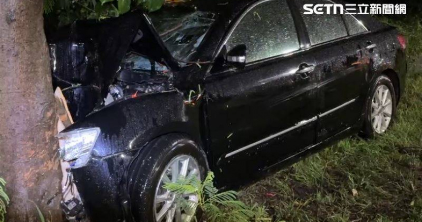 台南豪雨夜自撞路樹！63歲駕駛受困失去生命跡象　送醫搶救