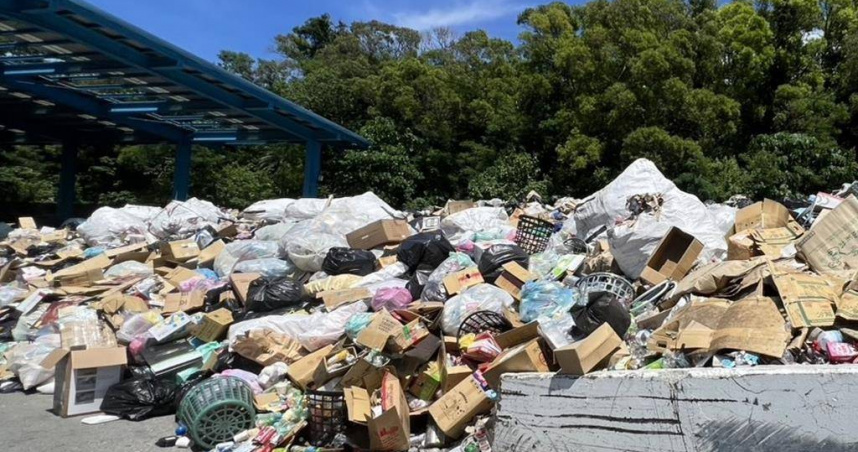 小琉球資收物爆量1500噸，周春米下令縣府團隊介入處理。（圖／報系資料庫）