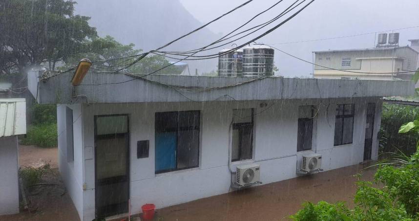 巴威暴雨狂炸新竹五峰！山洪泥流狂襲　那羅派出所慘遭淹沒