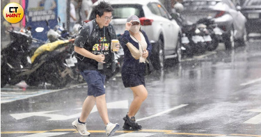中央氣象署表示，明、後天南方水氣北移，南部降雨機率增加，中部以北午後須留意局部大雨或短延時豪雨（圖／方萬民攝）