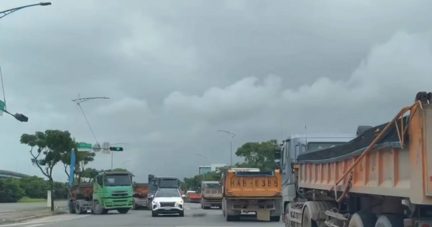 台北港排隊砂石車長3公里占用市區道路　鄭宇恩籲源頭控管、增設臨停空間