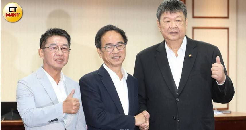 國民黨立委陳雪生（右）從政超過30年，如今涉貪遭檢調搜索，成為司法調查對象。（圖／黃威彬攝）