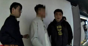 警方在桃園機場攔截逮捕企圖脫逃出境的林姓情侶檔。（圖／翻攝畫面）