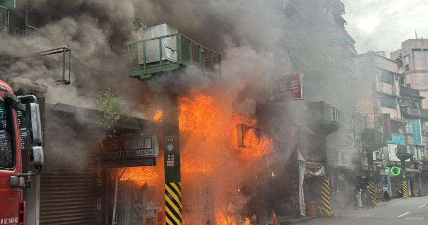 基隆市仁愛區仁四路上一間早餐店25日上午突然竄出火苗。(圖／翻攝畫面)