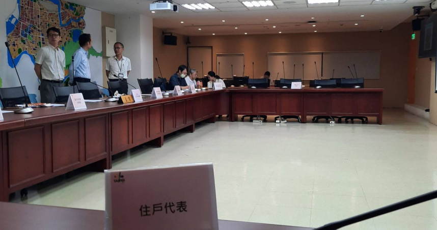 「基泰大直」坍塌案二次協調會，因總經理孫偉志家中有事人在國外，但市府堅持今日召開協調會，基泰則選擇不派員出席，以致協調會流局。（圖／受損戶提供）
