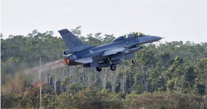 我空軍F-16V戰機在嘉義縣參加軍事演習時起飛。 （圖／達志／美聯社）