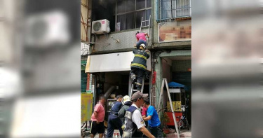 高雄旗津小吃店冒濃煙 警消救出受困母子