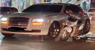 擦撞勞斯萊斯!女騎士嚇哭…車主喊免賠 「霸氣身分曝」妻是戲說一姐