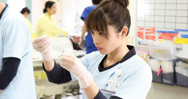 石原聰美為戲設計新制服 西野七瀨光看藥師工作就鐵腿