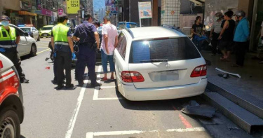 賓士車街頭狂撞30車 駕駛稱:恍神打錯檔