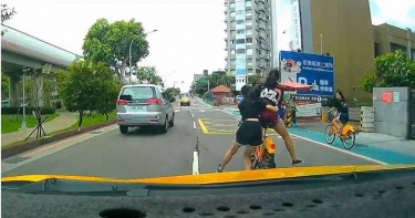 短褲少女Youbike雙載衝馬路 小黃司機心驚:放暑假比鬼門開可怕