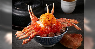 整隻松葉蟹放上經典角切牛排丼好浮誇,就算痛風也要吃!