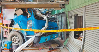 砂石車撞路燈衝民宅 駕駛卡座位獲救無礙