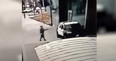 洛杉磯2名警察在巡邏車上遭歹徒槍擊 驚悚影片曝光