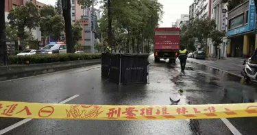 北市離奇車禍!女騎WeMo摔車噴飛分隔島 遭貨車輾爆頭慘死