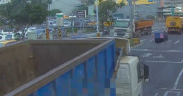8旬老翁清晨穿越安全島要返家 慘遭直行砂石車碾斃