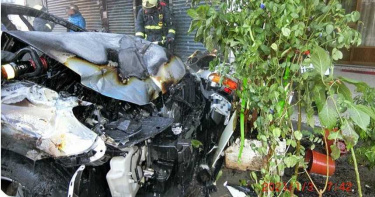 台中2車相撞爆火花 轎車衝進民宅引火警