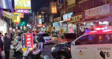 桃園中原夜市街頭鬥毆 員警站旁邊!民眾傻眼「人民保母在幹嘛?!」