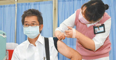 AZ疫苗將開放1萬劑自費接種 專家:在吃老百姓豆腐