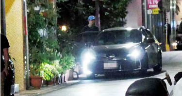阿東換換愛2/柯震東開超跑載新歡出門 正方形顯示滿滿「愛心符號」