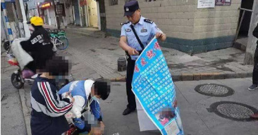 40歲夫妻穿校服街上行乞稱父生重病 警一查戳破謊言!不但有車還住大房