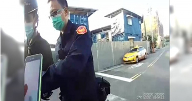 警方逮捕失聯移工。(圖/翻攝畫面)