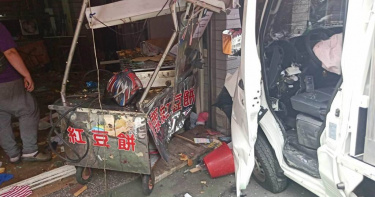 台中市太平區1輛小貨車擦撞機車後，肇逃又撞紅豆餅攤，造成1死1重傷。（圖／報系資料照）