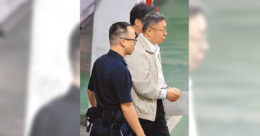 前台北市長、民眾黨主席柯文哲涉及京華城弊案，台北地方法院5日重開羈押庭，裁定羈押禁見，柯戴手銬在法警戒護下走向囚車。（圖／報系資料照／姚志平攝）