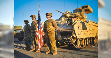 美國智庫「外交關係協會」7日公布2025年「預防優先次序調查」衝突風險評估年度報告，認為2025年可能是自有此報告17年以來，最危險的一年。圖為駐守北約的美國陸軍士兵。（圖／路透）