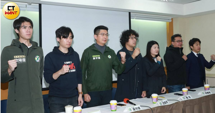 民進黨立委沈伯與民進黨新竹縣議員歐陽霆等人共同舉行全國大罷免民調公布與「回應民意我不缺席」記者會。（圖／周志龍攝）