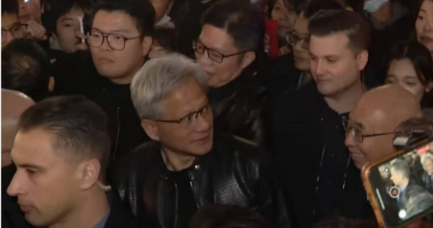 輝達執行長黃仁勳到逢甲夜市。（圖／截自中天YT）