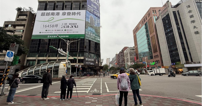 荷包賺好飽！十大代銷去年案量9225億 創歷史新高（封面圖／東森財經新聞張琬聆攝）