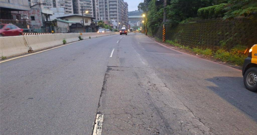 為修補馬路坑洞，工務單位施工修補，不過因經常封路，引發民怨。（圖／工務局提供）