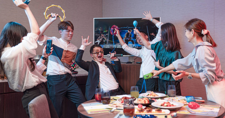 近期為各大公司尾牙季，不少公司會要求員工上台演出。（示意圖／報系資料照）