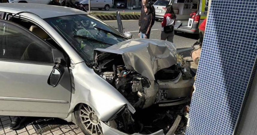 吳女1家4口駕車走春，疑在變換車道時與後車擦撞，進而撞上民宅造成1死2傷。（圖／翻攝畫面）