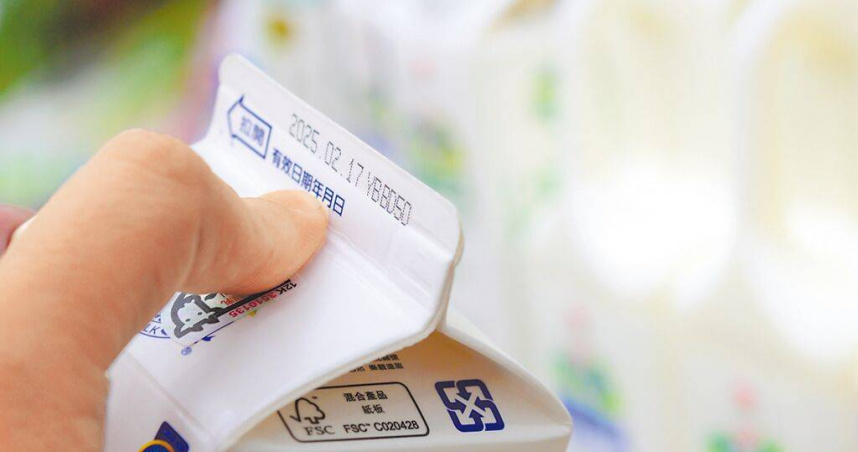 乳業協會11日強調，標示「鮮」乳的保存期不能超過14天。（圖／中國時報郭吉銓攝）
