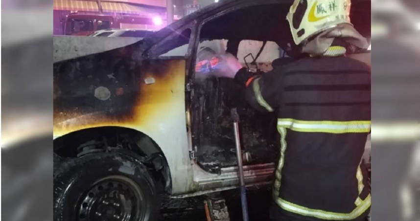 高雄1間汽車維修廠發生火災，導致1輛休旅車燒成火球，造成1人右手燒燙傷。（圖／翻攝畫面）