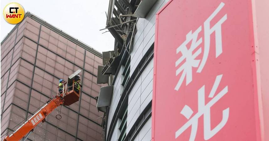 台中新光三越中港店遭盧秀燕要求「無限期停業」直至調查結果出爐。有百貨專櫃員工表示，公司在未說明薪資、補貼等詳細狀況下，要求他們每天花3小時通勤到台北支援。（圖／黃耀徵攝）