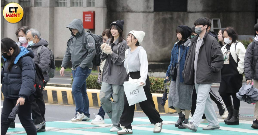 今（27日）各地早晚天氣較涼，華南雲系東移，台灣中部以北、東半部地區及澎湖、金門、馬祖有零星短暫雨，其他地區為多雲。（示意圖／劉耿豪攝）