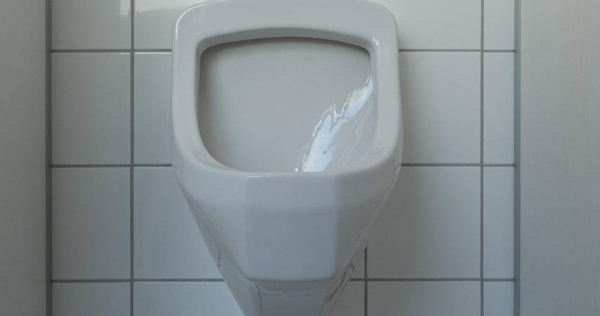 男廁小便斗擋板的功能眾說紛紜。（示意圖／Pixabay）