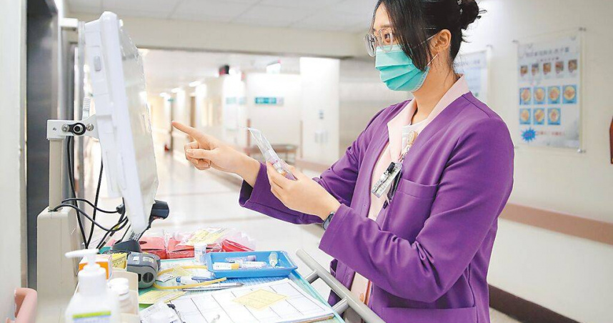 為緩解護理人力荒，多家醫院祭出績效獎金或津貼，留住護理人才。示意照，非新聞事件當事人。（圖／中國時報黃世騏攝）