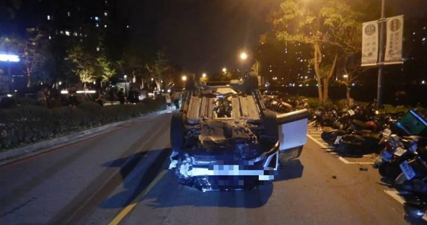 台中市北屯區環太東路發生自撞車禍。（圖／翻攝畫面）