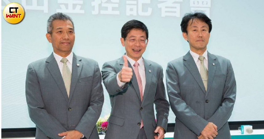 玉山金控董事會通過投資保德信投信之案，圖中為玉山金董事長黃男州，右為玉山金控總經理陳茂欽，左為玉山銀行總經理林隆政。（圖／黃威彬攝）