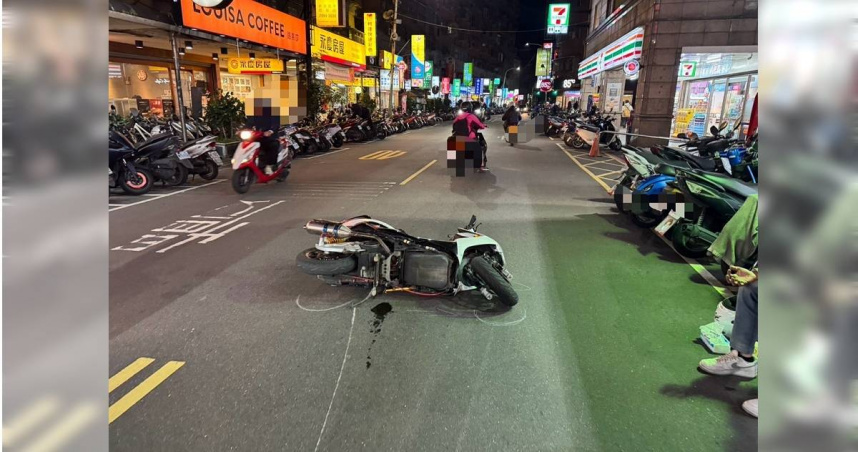 新莊騎士閃行人自摔，四肢擦挫傷送醫治療。（圖／翻攝畫面）