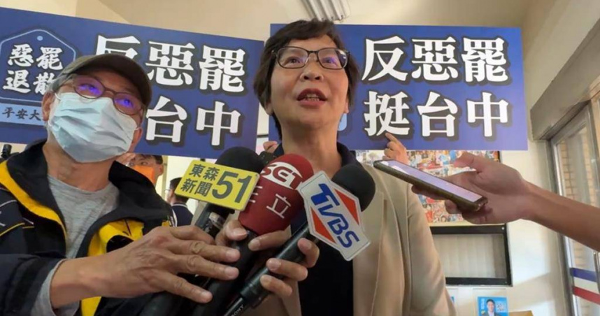 「反惡罷平安法會」22日在國民黨台中市黨部登場，民眾黨中央委員蔡壁如擔任惡罷退散志工團長也到場，她指出，接下來還有8場宣講在台中。（圖／中國時報潘虹恩攝）