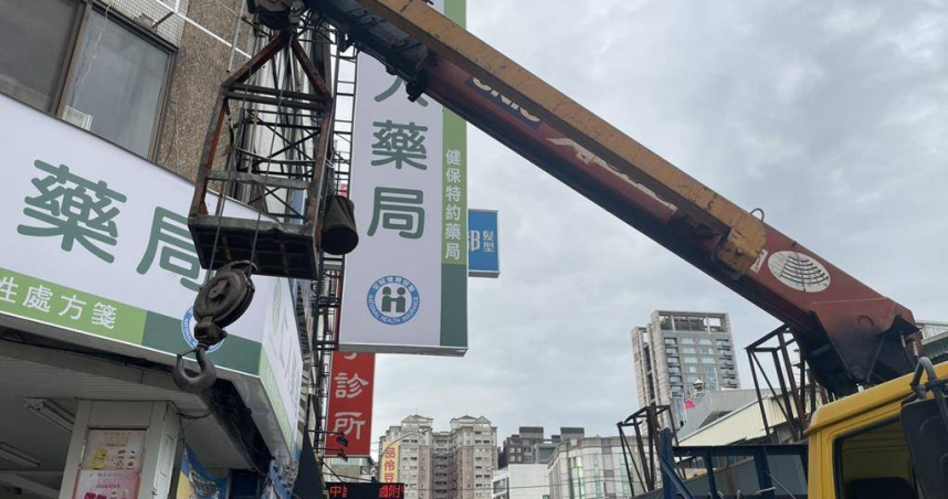 許男站在約3樓高的招牌鋼筋上，不慎墜落在地重傷。（圖／民眾提供）