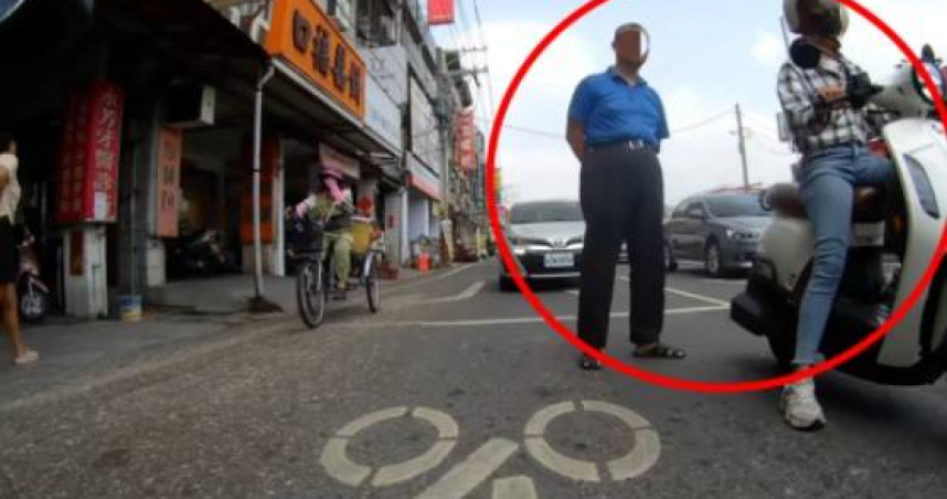 高雄怪男出沒街頭，他趁車輛等紅燈時刻意靠近女子聞髮香，且2度犯行被拍下。（圖／翻攝大寮543（大寮、林園、鳳山）臉書）