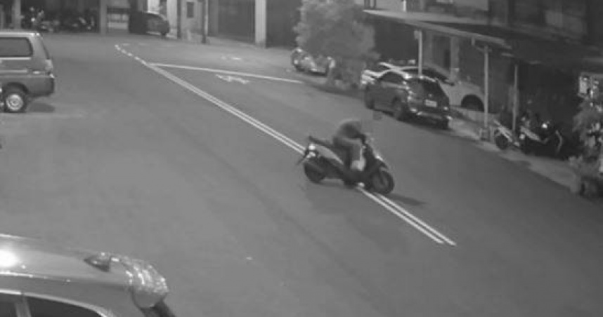 黃翁騎機車疑身體不適，在距家10公尺處摔車OHCA，警消送醫搶救後保住一命。（圖／翻攝畫面）