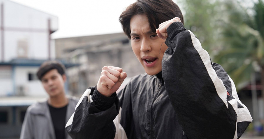 Billkin在《冥婚鬧泰大》有不少動作戲都親自上陣。（圖／金盞花大影業提供）