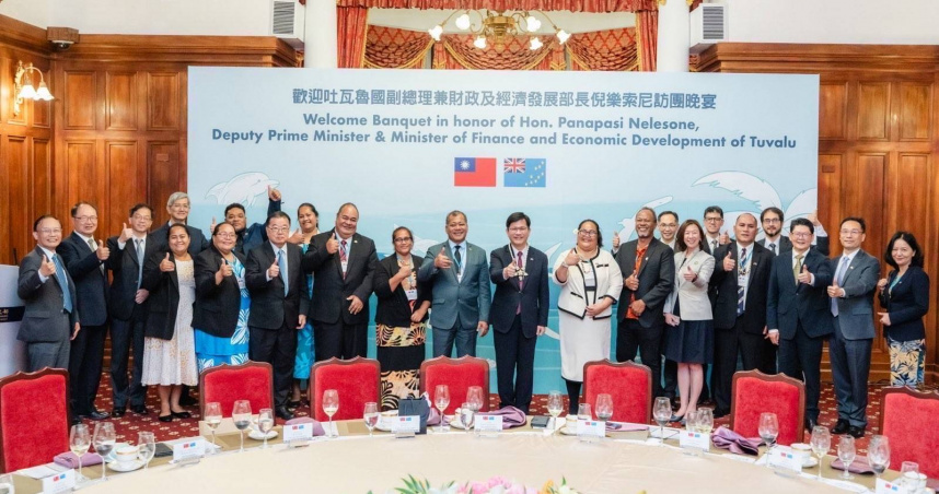 外交部長林佳龍與吐瓦魯國副總理倪樂索尼伉儷訪問團宴後合影。（圖／取自外交部網站）